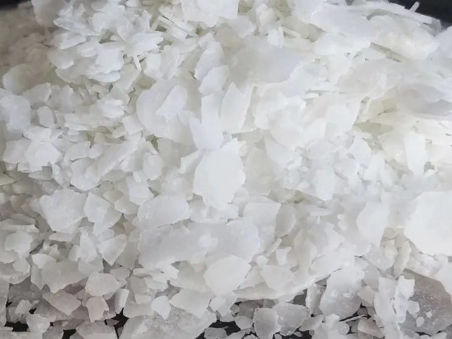 White caustic soda flakes
